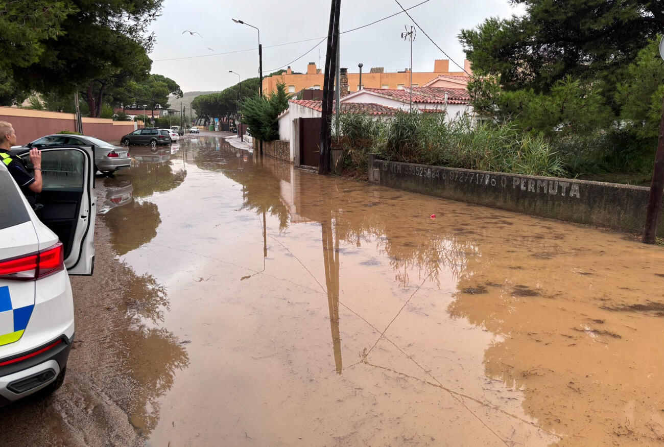 Un dels carrers inundats per la tempesta a l'Escala (fotografia: ACN).