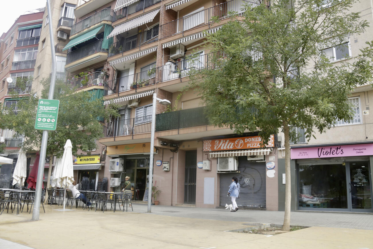 L'edifici del número 81 del passeig de la Salzareda de Santa Coloma de Gramenet, on un home va amputar la mà a la seva parella (fotografia: ACN / Jordi Pujolar).