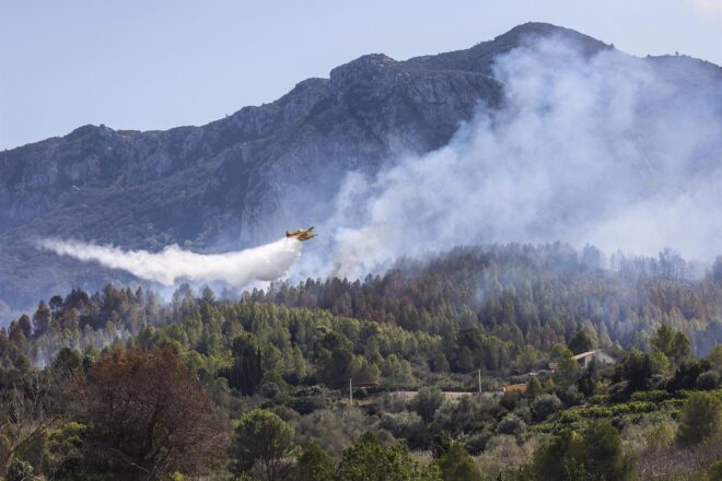 Extingit l’incendi forestal de Simat de la Valldigna una setmana després