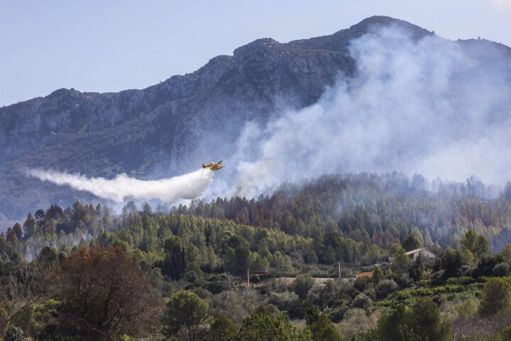 Un moment de l'incendi (fotografia: Rober Solsona / Europa Press).