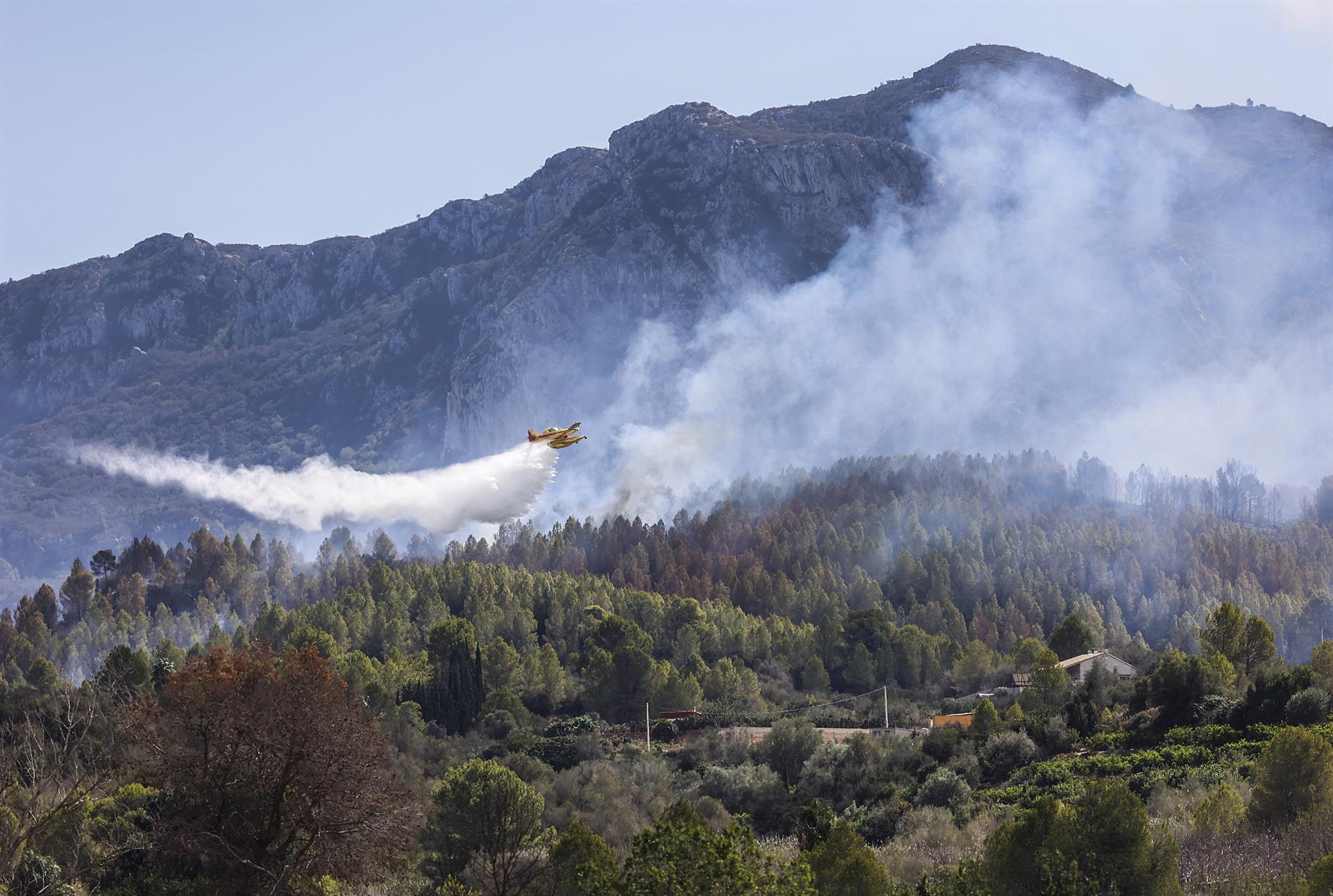 Un moment de l'incendi (fotografia: Rober Solsona / Europa Press).