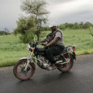 Keita: l’home amb una moto que s’assegura que es compleixi la promesa de no practicar més mutilacions genitals