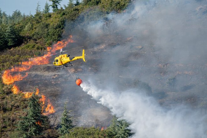 Cinc bombers ferits i dues-centes vuitanta hectàrees cremades al gran incendi del Rosselló