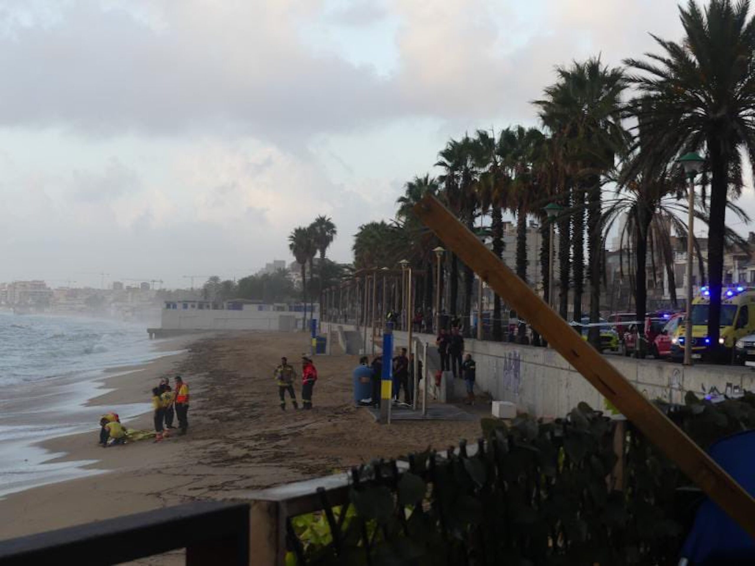 Els serveis d'emergència a la platja del Cristall (fotografia: Tot Badalona).