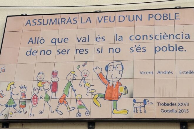 L’Ajuntament de Godella (PP i Vox) elimina un mural amb un vers d’Estellés d’un edifici municipal