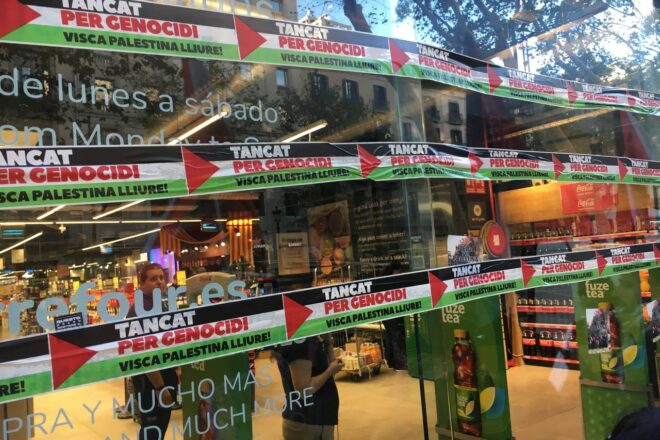 Tallen la Diagonal de Barcelona per la vaga general contra la invasió d’Israel a Palestina