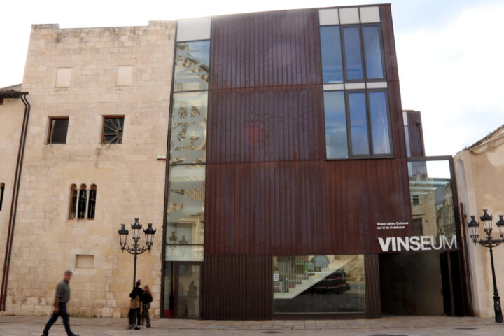 El nou edifici del Museu de les Cultures del Vi de Catalunya, al costat del Palau Reial, la seu històrica, a Vilafranca del Penedès.