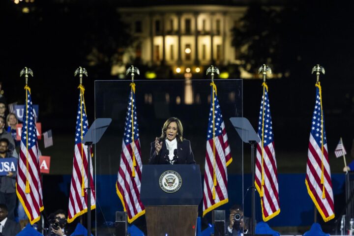 Kamala Harris, amb la Casa Blanca de fons, durant l'acte a l'El·lipsi (fotografia: Jim Lo Scalzo/Efe).