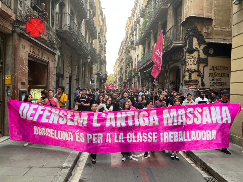 [VÍDEO] Manifestació multitudinària contra el desallotjament de l’antiga Massana a Barcelona