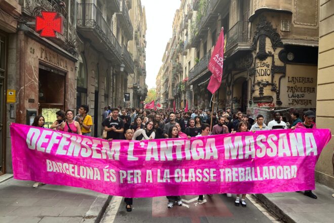 [VÍDEO] Manifestació multitudinària contra el desallotjament de l’Antiga Massana a Barcelona