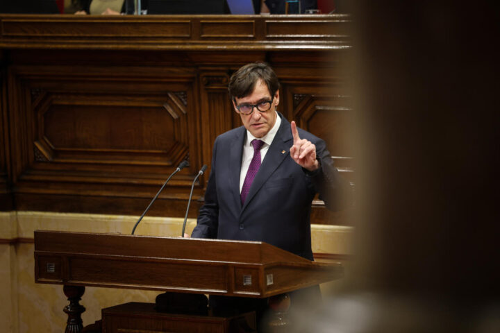 El president de la Generalitat, Salvador Illa, durant el debat de política general al parlament