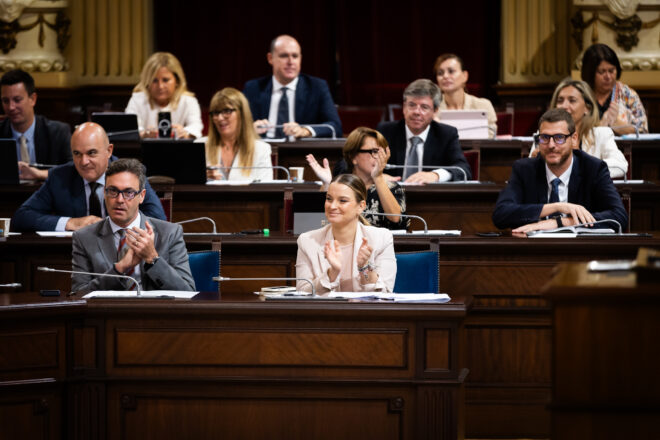 El PP vota per error eliminar el català de la funció pública a les Illes