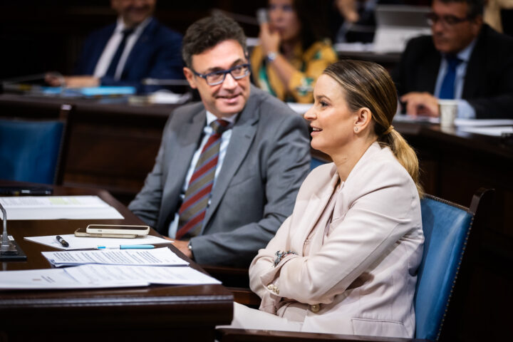 La presidenta del Govern, Marga Prohens, amb el conseller d’Hisenda i portaveu de l’executiu, Antoni Costa (fotografia: Martí Gelabert)
