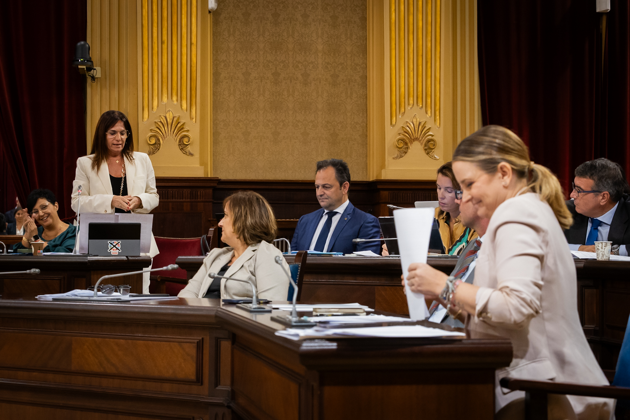 La portaveu de Vox, Manuela Cañadas, dirigint-se a la presidenta Marga Prohens al parlament (fotografia: Martí Gelabert)