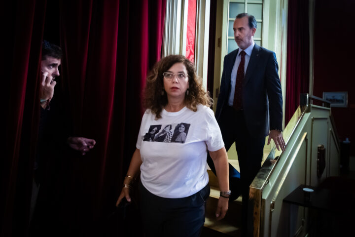 La vice-presidenta Pilar Costa abandonant la mesa del Parlament en el ple d'ahir (fotografia: Martí Gelabert)