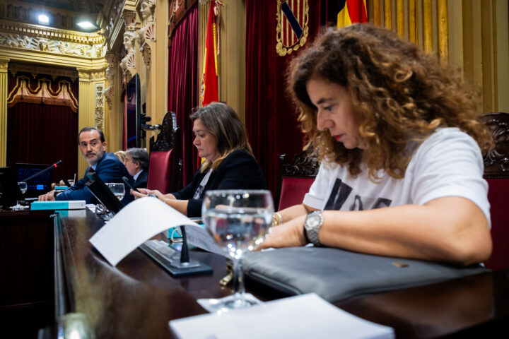 El president del Parlament, Gabriel Le Senne, va ordenar ahir les vice-presidentes Mercedes Garrido i Pilar Costa a abandonar la mesa per vestir la samarreta de les Roges del Molinar (fotografia: Martí Gelabert)