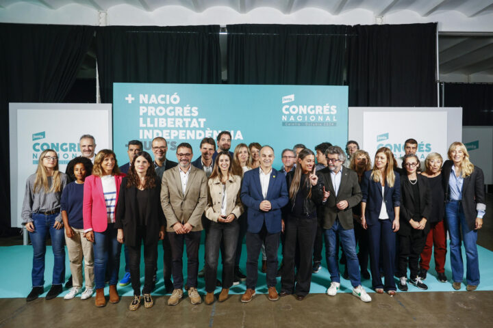 Els membres de la candidatura que encapçalen Carles Puigdemont i Jordi Turull, al congrés de Junts (fotografia: EFE/ Quique García).