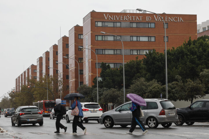 Façana de la Universitat de València (fotografia: EFE / Biel Aliño).