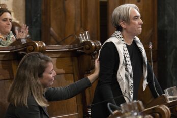 Ada Colau (dreta) divendres al ple de l'Ajuntament de Barcelona (Foto: EFE/ Marta Pérez)