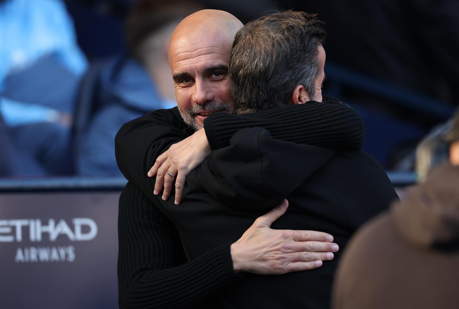 Guardiola s'abraça amb Marco Silva, tècnic del Fulham, abans de començar el partit (fotografia: EFE/EPA/Adam Vaugham).