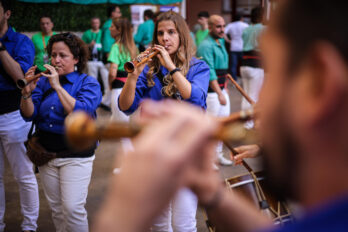 Músics dels Castellers de la Vila de Gràcia, al Concurs de Castells del 2024 (ACN).