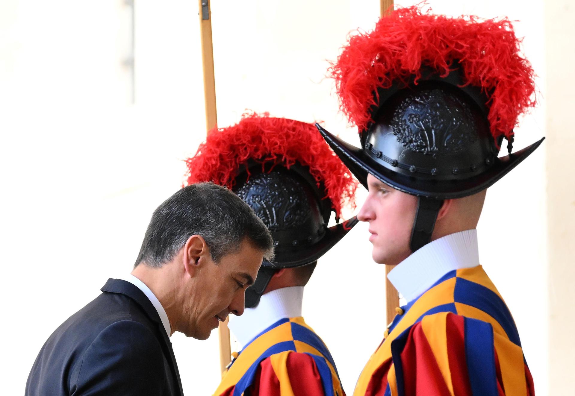 Sánchez saluda la Guàrdia Suïssa en la visita al Vaticà. Fotografia: EFE/EPA/Ettore Ferrari