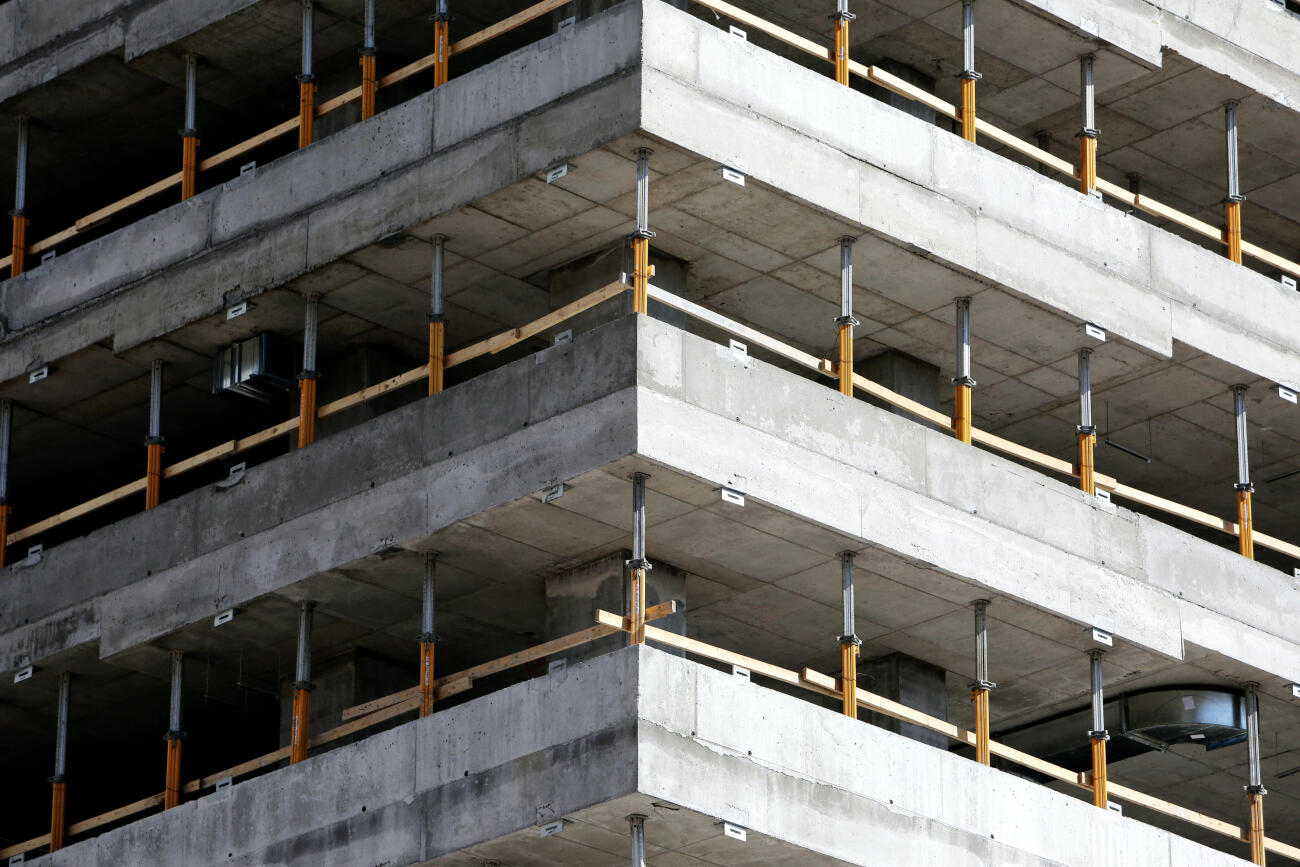 La manca de mà d'obra i la burocràcia, els principals culpables de la baixada de construcció de pisos