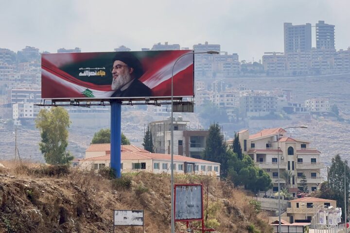 Cartell propagandístic amb una imatge de Nasral·là als afores de Beirut (fotografia: Stringer/Efe).