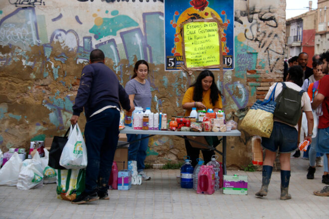 Afectats per la riuada de l’Horta Sud van a peu cap a València a la recerca d’aliments i aigua