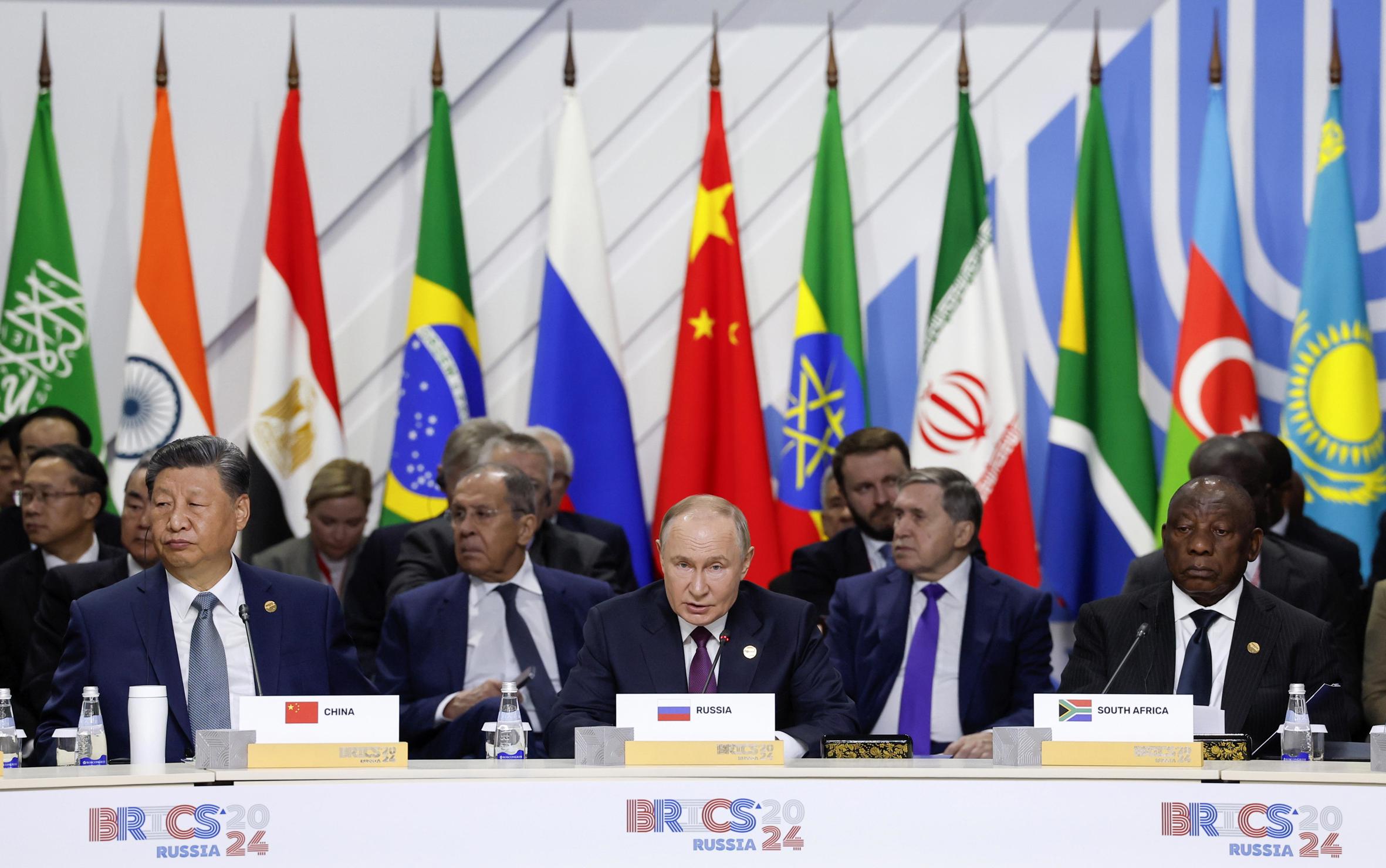 Putin (centre), en un moment de la cimera (fotografia: Maxim Shevetov/Efe).