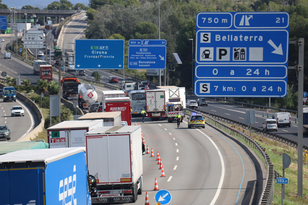 Imatge d'arxiu d'un pas estret de vehicles a la zona on s'ha incendiat un camió a la AP-7.