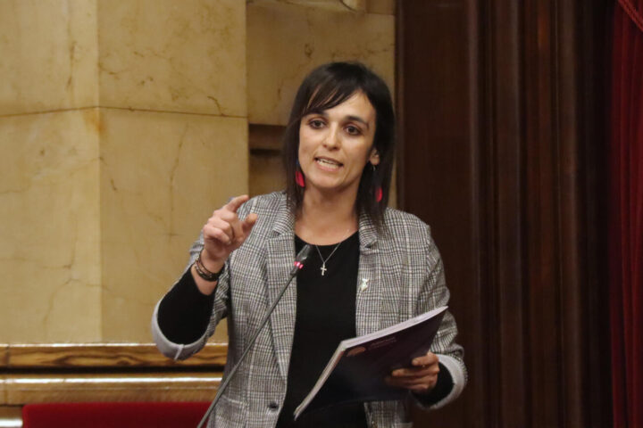 Sílvia Orriols intervenint en un ple del parlament (fotografia: ACN).