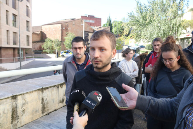 Una setantena de persones donen suport al membre de la PAH de Lleida jutjat ahir: “Lluitarem per l’absolució”