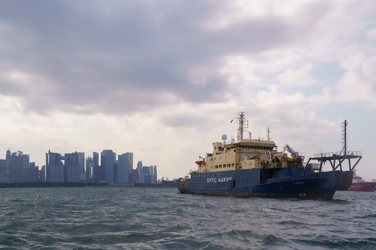 Vista d’una nau de reparació de cablejat submarí a la costa de Singapur, que ha esdevingut un dels grans centres de la connectivitat a l’Àsia (fotografia: Ore Huiying/The Washington Post).