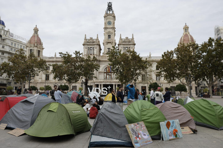 Acampada a València per a reclamar el dret d'habitatge