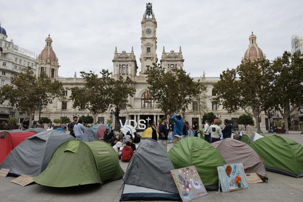 Acampada a València per a reclamar el dret d’habitatge