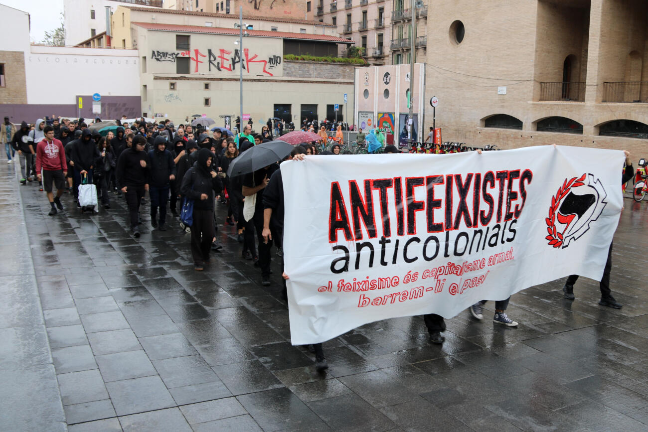 La manifestació antifeixista contra el 12-O en el moment d'arrencada a la plaça dels Àngels de Barcelona (fotografia: Jordi Bataller).