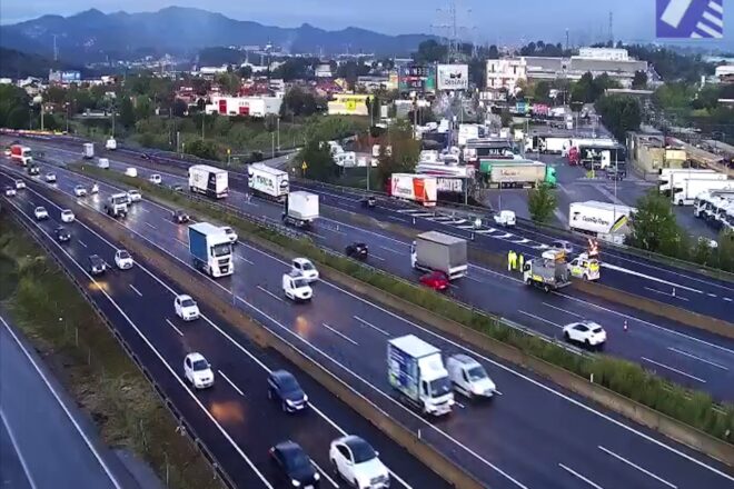 La retirada del camió accidentat a Sant Cugat del Vallès manté cues i un carril tallat a la AP-7