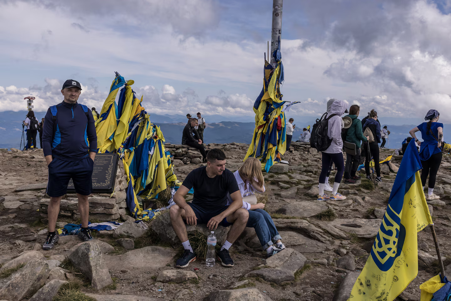 Excursionistes descansen al cim del Hoverla (fotografia: Oksana Parafeniuk/The Washington Post).