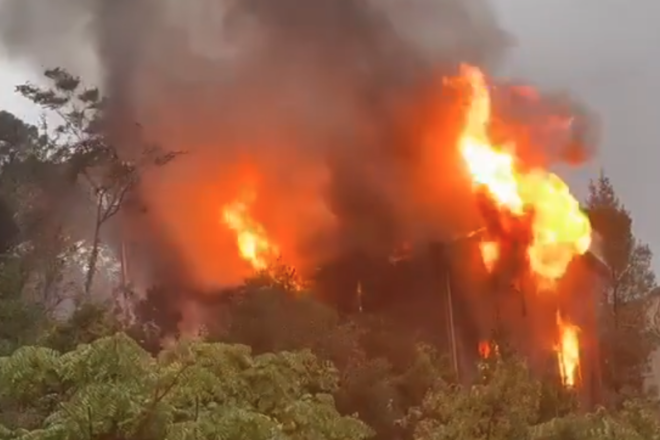 [VÍDEO] Una casa de Vallvidrera s’incendia per l’impacte d’un llamp