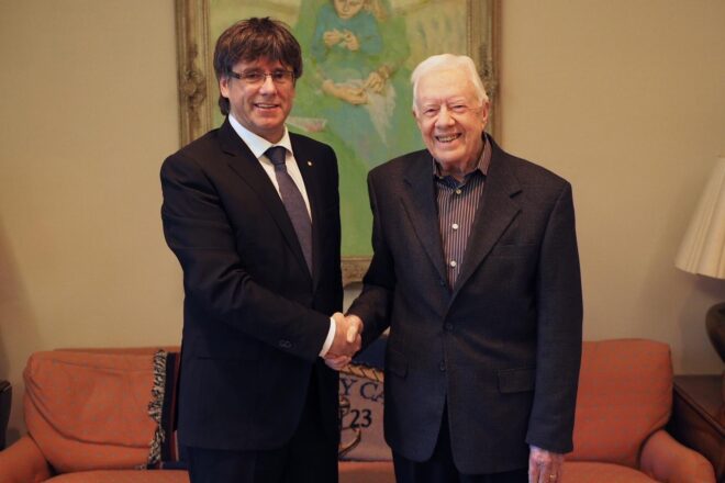 Puigdemont publica la fotografia inèdita de la reunió amb Jimmy Carter abans de l’1-O