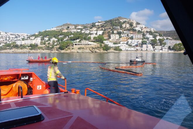 Contenen la fuita de combustible del pesquer enfonsat davant la costa de Roses