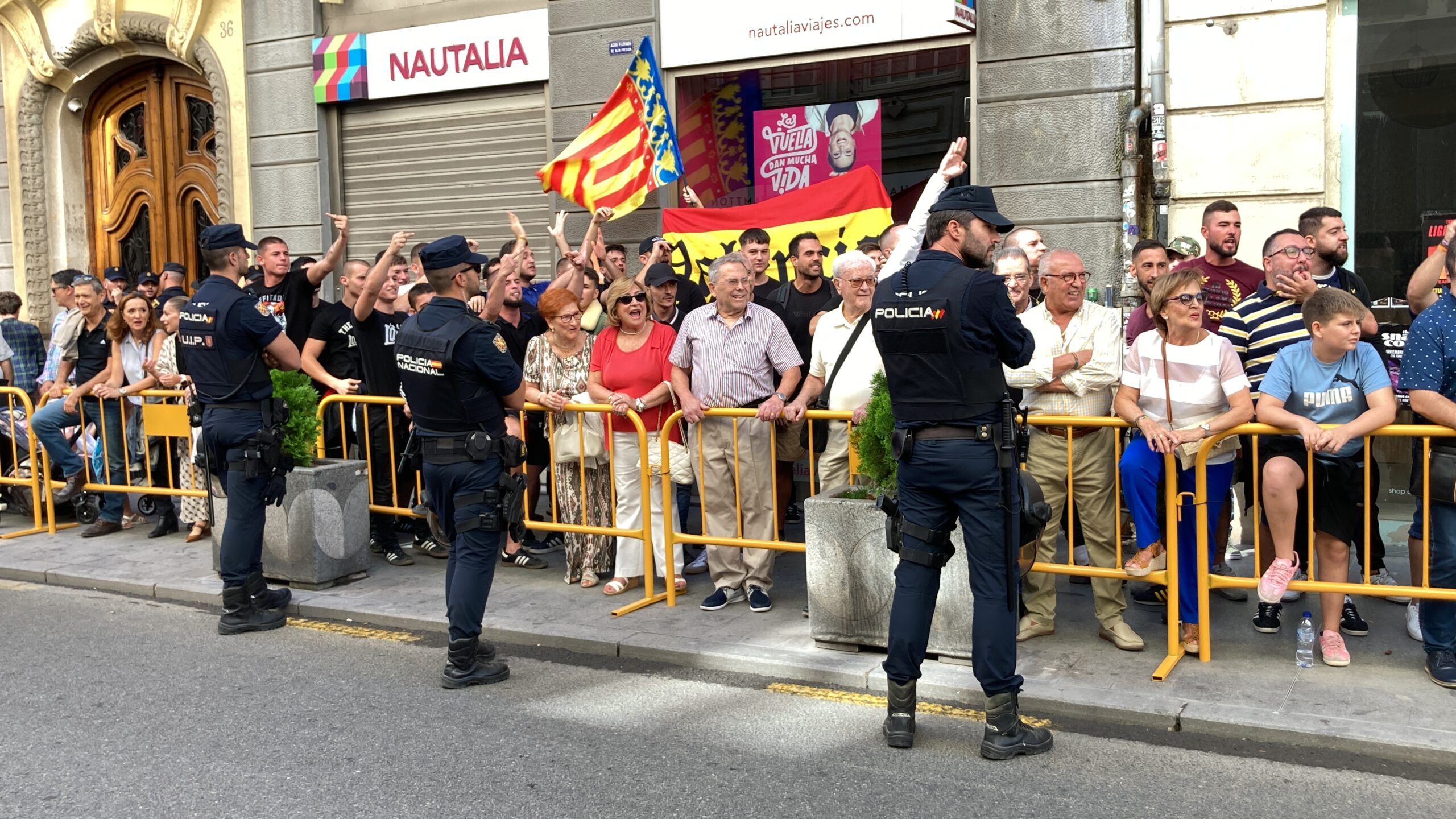 Un grup d'ultres increpen les forces d'esquerra en la Processó Cívica del matí