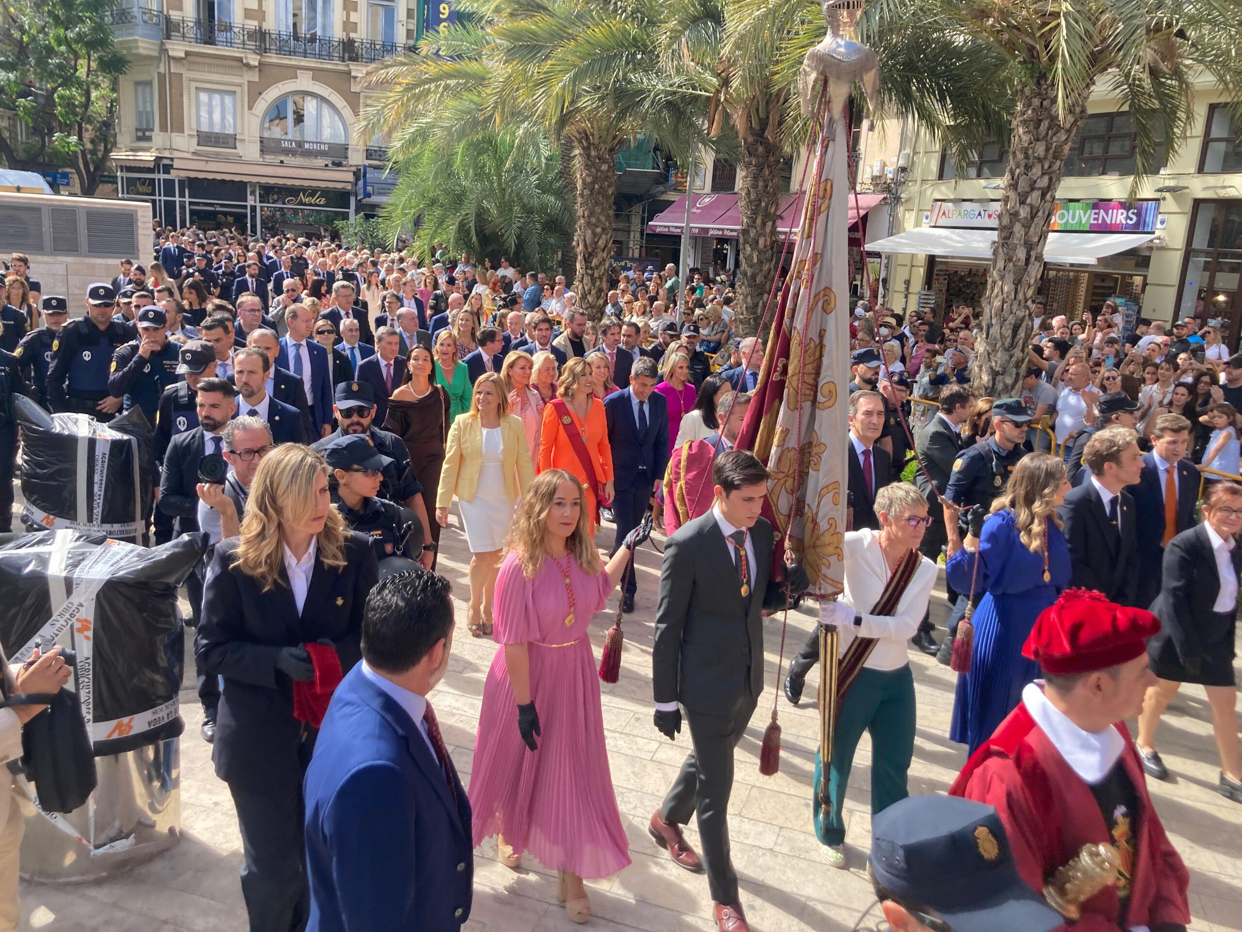 La portaveu de Compromís, Papi Robles, portant la senyera a la plaça de la Reina (fotografia: Prats i Camps)
