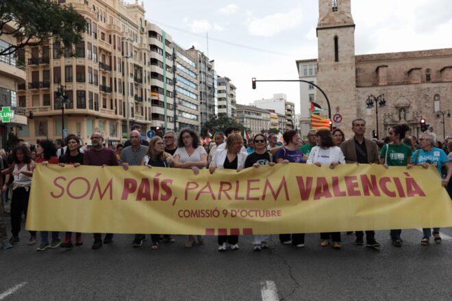 La manifestació del Nou d’Octubre clama a València contra els atacs a la llengua