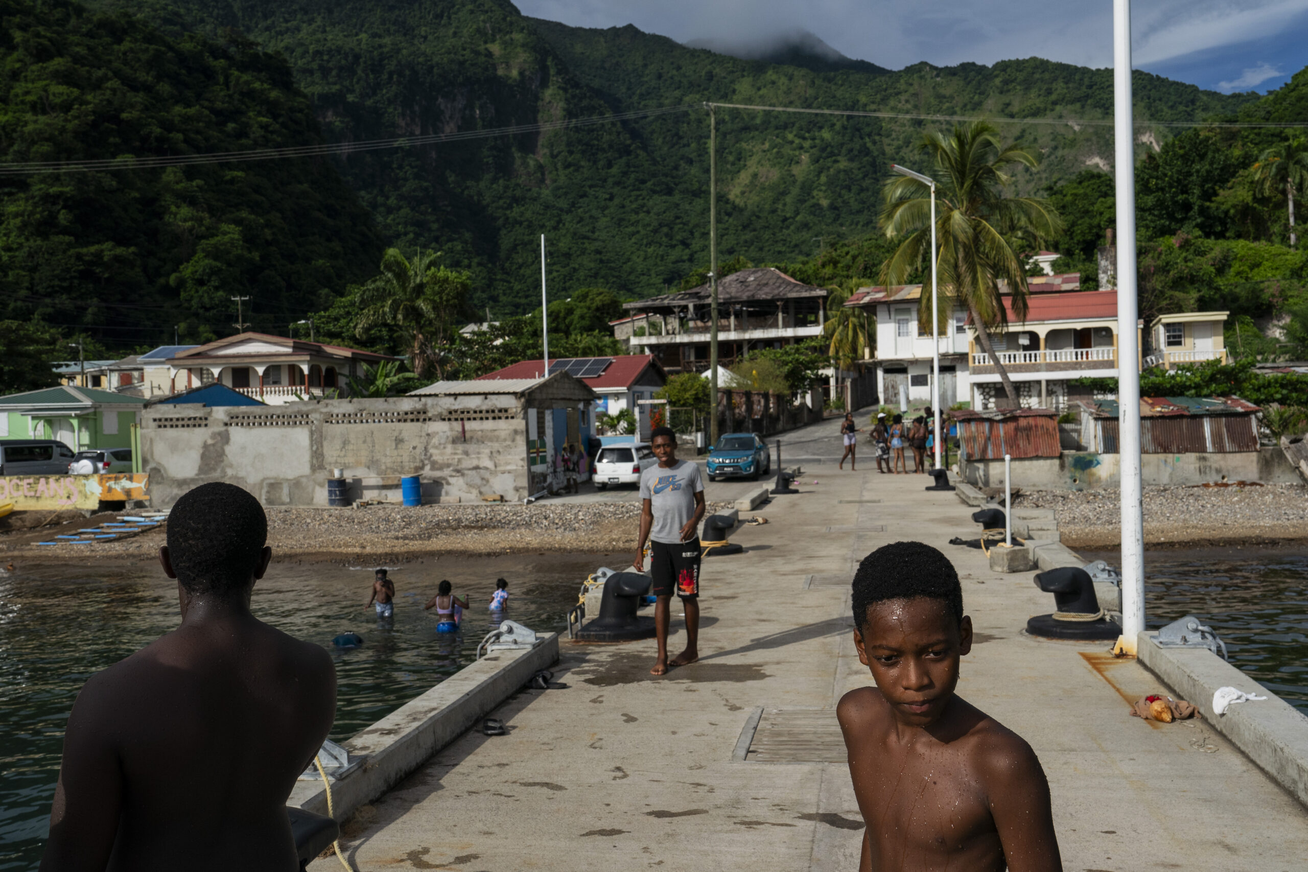 Nens en una platja a Dominica (fotografia: Carolyn Van Houten/The Washington Post).