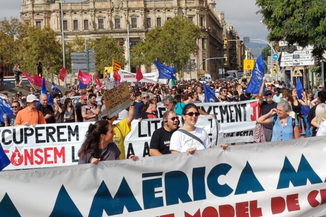 Manifestació multitudinària contra la Copa Amèrica de vela a Barcelona