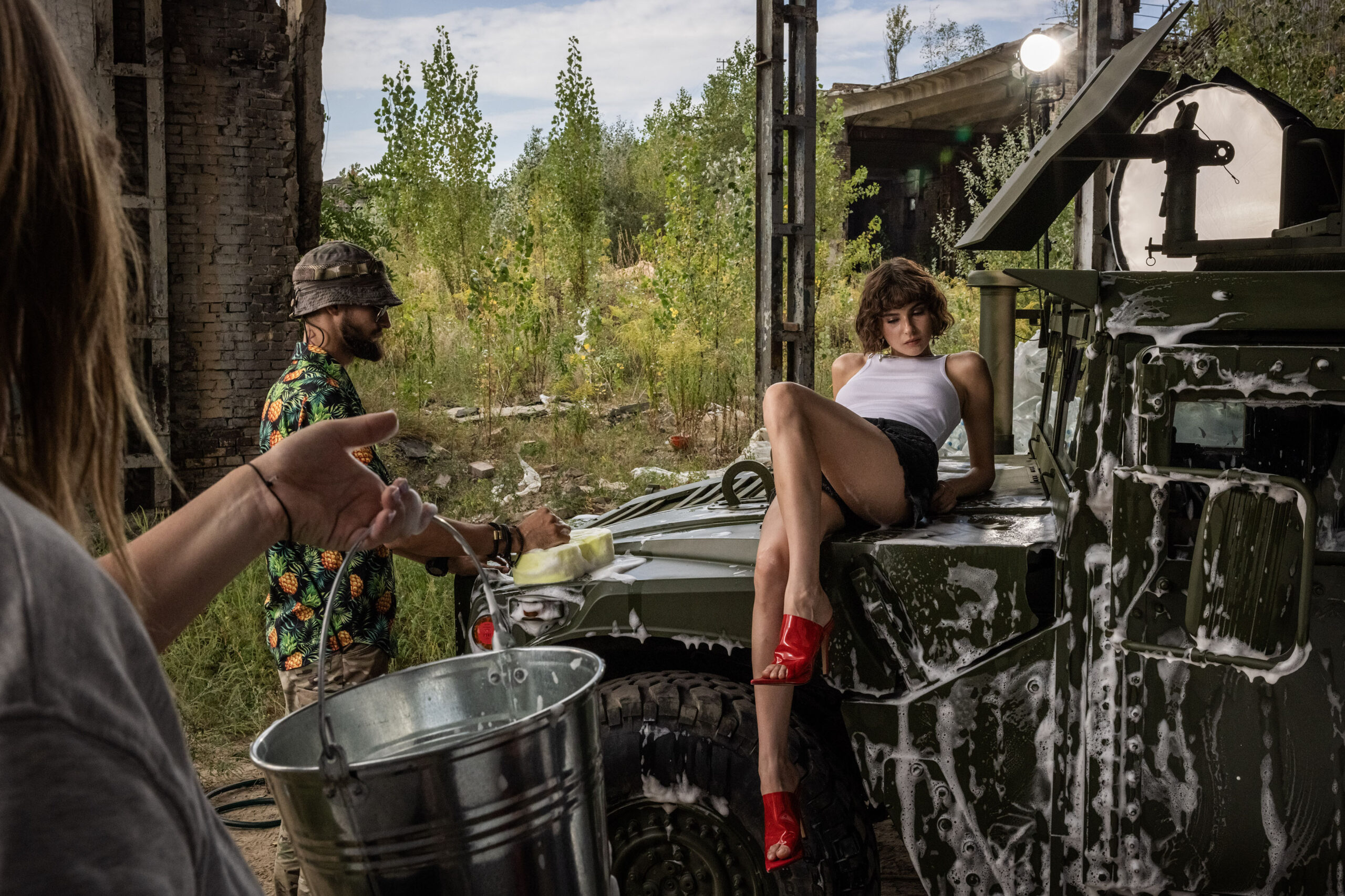 Maria, model de vint-i-cinc anys, posa sobre el capó d'un Humvee per a un anunci de la tercera brigada d'assalt ucraïnesa (fotografia: Ed Ram/The Washington Post).