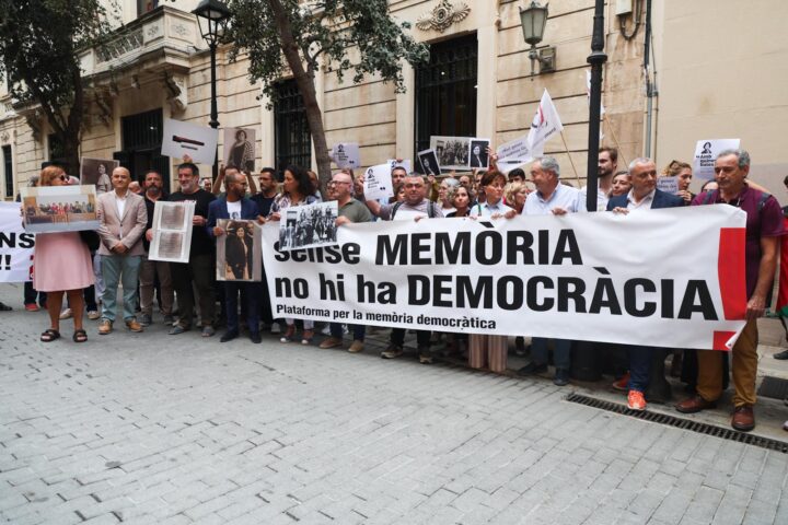 Una de les concentracions de la plataforma per la memòria democràtica davant del Parlament (fotografia: Martí Gelabert.)
