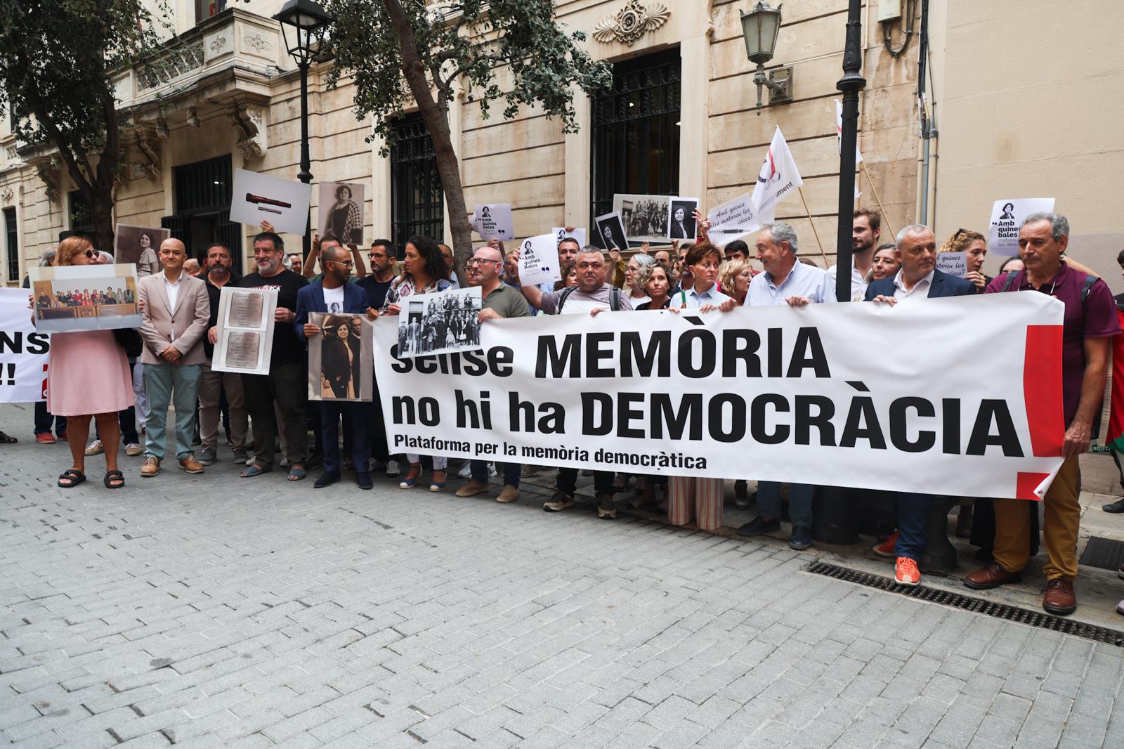 Una de les concentracions de la plataforma per la memòria democràtica davant del Parlament (fotografia: Martí Gelabert.)